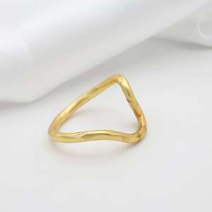 Bague minimaliste en laiton plaqué or 18 carats, motif vague abstrait, géométrique, vente en gros pour femmes - Product Image 3
