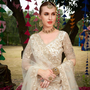 Colección Roop Bridal Couture Traje de novia pesado completo con impresionantes adornos de piedra Jarkhan Blusa detallada y Dupatta - Product Image 1