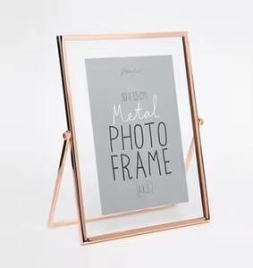 Cadre photo en métal durable et en verre, artisanal, avec impression en relief pour la chambre à coucher et le salon - Product Image 1