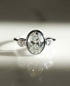 Anillo de compromiso de diamante cultivado en laboratorio de corte ovalado de Oro Blanco clásico 2,20 CTW anillo de boda con ajuste de bisel de tres piedras para fiestas - Product Image 1