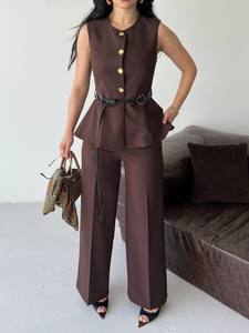 Ensemble de costume élégant en satin marron pour femme avec haut sans manches boutonné et pantalon long, idéal pour l'automne - Product Image 6