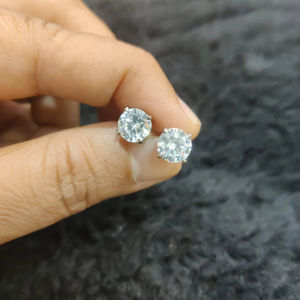 Boucles d'oreilles clous en or blanc plaqué, serties de moissanite ronde taille brillant, monture sertie - Bijoux unisexes tendance - Product Image 1