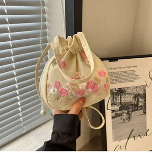 Bolso de mano con espejo en colores pastel y asas de perlas. Atmósfera festiva. Disponible a precios de mayoreo. - Product Image 4