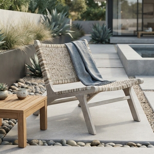 Chaise de jardin en rotin et teck blanc lavé, fauteuil bas tressé pour terrasse, design artistique et pur pour l'aménagement de l'espace extérieur - Product Image 5