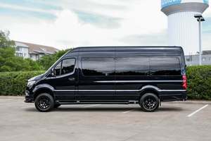 Fourgonnette Sprinter de tourisme transformée en caravane à vendre, toit surélevé, diesel, configuration minibus avec couchages pour le voyage, modèle 2024 - Product Image 5