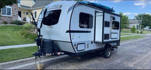 รถลากคาราวานที่ติดตั้งในสต็อกรถขายถูก RVs Camper รถลากเดินทางที่ใช้ในยุโรปสหรัฐอเมริกา
