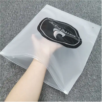 Sac à fermeture éclair vêtements PE EFrosted soins de la peau écologiques sac à fermeture éclair t-shirt Logo en plastique t-shirt givré sac à provisions