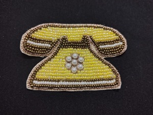 Broche en perles florales jaunes faite à la main avec des détails dorés, élégante broche fleurie ornée pour sacs, robes, manteaux - Product Image 3