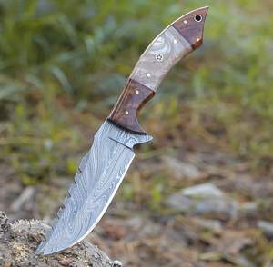 Cuchillo de Supervivencia para Caza al Aire Libre, Hecho a Mano, de Acero de Damasco de Alta Calidad, con Mango de Madera, Personalizado con Funda - Product Image 1