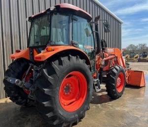 Tractor agrícola 4x4 de tamaño medio Kubota 2015, versátil tractor utilitario con motor central y componentes de bomba - Product Image 1