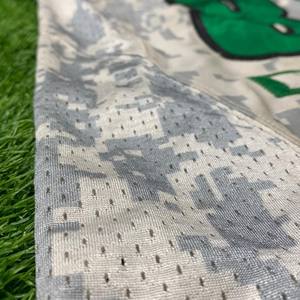 Camiseta de fútbol americano personalizada uniforme estampado de camuflaje digital tela de malla transpirable corto antibacteriano 100% poliéster - Product Image 2