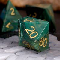 Dés en pierre précieuse verte faits à la main avec des chiffres dorés Parfait pour les jeux de rôle D&D et les jeux de société Accessoire de jeu de luxe unique