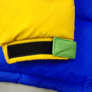 Chaqueta acolchada de gran tamaño con logotipo personalizado, chaqueta acolchada de invierno de alta calidad con logotipo en relieve 3D para hombre, chaqueta acolchada de lona con cuello levantado y relleno de algodón - Product Image 2