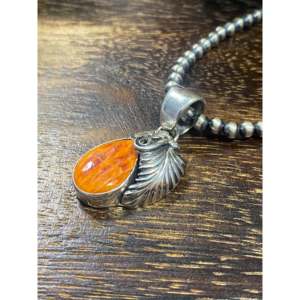 Colgante Navajo Hecho a Mano de Ostra Espinosa y Plata de Ley con Engaste de Bisel e Incrustaciones de Turquesa y Ópalo, Joyería Religiosa para Regalos - Product Image 4
