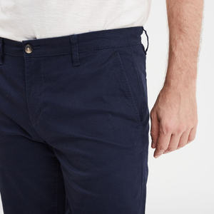 Shorts chino hybrides décontractés à taille mi-haute en toile pour hommes, coupe contemporaine, alliant tissu performant, séchage rapide, respirant, pour un usage quotidien - Product Image 4