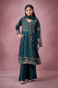 Lehenga Choli brodé formel pour filles pakistanaises avec des glands élégants et un flair net pour les célébrations de l'Aïd d'anniversaire de fête - Product Image 2