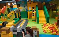 Aire de jeux intérieure sur le thème de la construction Diggerland avec piscine à sable, centre de jeux pour enfants avec pelle et grue interactives
