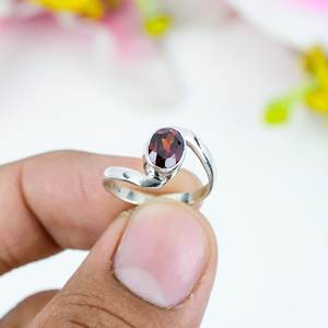 แหวนพลอยโกเมนทรงรีสีเงิน – แหวนประดับพลอยสีแดงเข้มทรงเหลี่ยม ดีไซน์เรียบหรูสำหรับผู้หญิง - Product Image 1