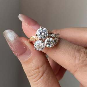Anillo de Compromiso Clásico de Moissanita con Engaste de Puntas, Corte Redondo, Azul Verde, VVS, Chapado en Oro sobre Plata de Ley 925, de Lujo Personalizado - Product Image 1