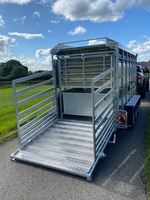 Achetez une remorque à trois essieux Eurostock 12' 336S de qualité pour le transport de bétail avec système de plateau pliable, prête à être expédiée