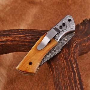 Couteau pliant fait main en acier damas Logo personnalisé OEM Serrure intérieure EDC Gaine en cuir pour usage extérieur avec manche en corne d'os - Product Image 4