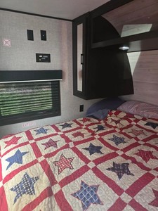 Maison conteneur Jayco Jay Flight 265RLS 31' 2023 avec alimentation intégrée et espace de préparation, design moderne, garantie incluse - Product Image 3