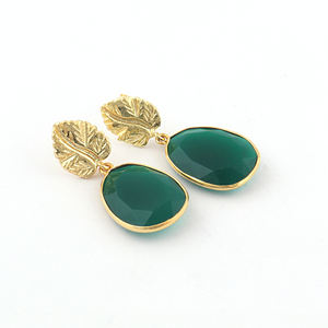 Pendientes de Moda con Ónice Verde Tallado en Facetas, Engaste de Bisel en Forma de Huevo, Latón Chapado en Oro de 18k, Diseño de Hoja - Product Image 3