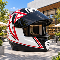 Installation d'art en fibre de verre géante personnalisée en forme de casque de moto, sculpture décorative pour café, centre commercial extérieur et espace public