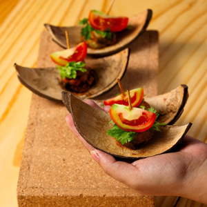 Barquettes de service artisanales écologiques en coque de noix de coco moyenne pour collations, amuse-gueules et friandises festives – Lot de 10 du Vietnam - Product Image 4