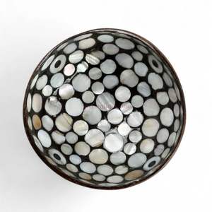 Tazón de Cáscara de Coco con Incrustaciones de Nácar, Artesanía Natural Hecha a Mano para Servir Alimentos y Decoración de Mesa, de Vietnam - Product Image 4