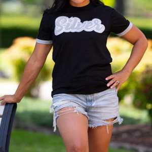 Camiseta negra 'plateada' para mujer griega, Camiseta de algodón suave con letras de parche de chenilla, camiseta de estilo de moda informal inspirada en la Hermandad - Product Image 5