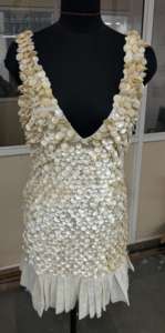 Elegante y Hermoso Vestido de Fiesta con Cuentas y Lentejuelas Bordadas a Mano, Escote Profundo en V, Cintura Natural, Recto, Hasta la Rodilla, con Forro - Product Image 5