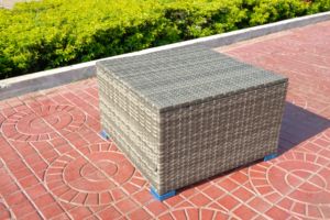 ชุดเครื่องจักสาน PE 5ชิ้นทันสมัยพร้อมเบาะรองนั่งครีมโต๊ะกระจกสำหรับสวนเลานจ์สวนสาธารณะโรงแรมวิลล่า - Product Image 5