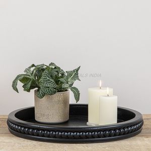 Ensemble de plateau en bois noir brillant personnalisé avec forme unique et détails chics pour divertir les invités - Product Image 2