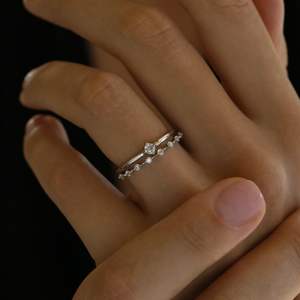 Elegante Anillo de Eternidad de Plata de Ley 925 con Moissanita de 2 Quilates Chapada en Oro de 18K y Engaste de Garras, con Gema Única, Anillo de Tercera Parte - Product Image 4