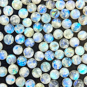 Pierre de lune arc-en-ciel naturelle de 8 mm, ronde, à dos plat, cabochon en pierre précieuse pour la fabrication de bijoux, vente en gros, approvisionnement en Inde, prix de gros - Product Image 1