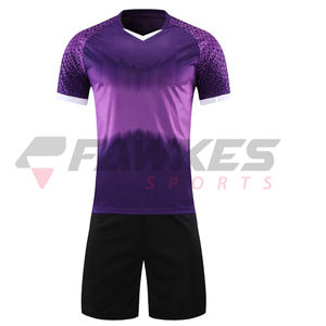 Maillot à manches courtes de couleur unie et ensemble d'uniformes courts Style unique personnalisé pour l'uniforme de football de football pour hommes - Product Image 1