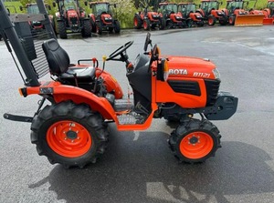 Tracteur compact Kubota B1121 4x4 + chargeur frontal, cheval de bataille pour la ferme et le jardin - Product Image 5