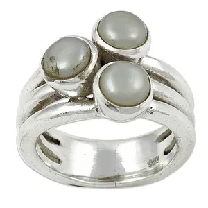 Elegante Anillo de Plata de Ley 925 Chapado en Oro de 18K con Tres Perlas Negras de Grado AAA, Joyería de Lujo Unisex para Regalo - Product Image 3