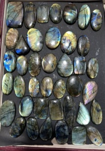 หินอัญมณีลาบราดอไรต์ธรรมชาติขัดเงาคาร์โบชองหลายขนาดผสมคริสตัล - Product Image 2