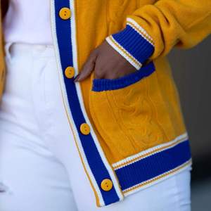 Cárdigans Acrílicos Bordados de la Hermandad Sigma Gamma Rho para Mujer |   Suéter Cárdigan Personalizado Bordado de la Hermandad SGRho para Mujer - Product Image 3