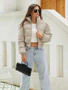 Veste imperméable légère et courte élégante pour femmes Caractéristique réversible en PU de haute qualité pour les activités de travail en plein air OEM disponible - Product Image 2