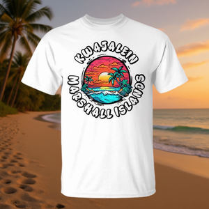T-shirt unisexe en coton à col rond et manches courtes, motif coucher de soleil vintage avec palmiers et plage des îles Marshall de Kwajalein, promotionnel pour adultes - Product Image 3