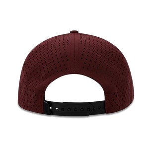 Casquette de baseball OEM 5 panneaux personnalisée de couleur rouge Casquette de golf imperméable avec corde en caoutchouc avec trous découpés au laser et dos réglable en plastique - Product Image 3