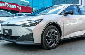 2024 Toy OTA BZ3 T-Model con asientos de cuero de dirección izquierda y cámara trasera Excelente Estado - Product Image 1