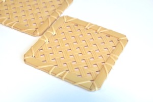 Juego de 4 posavasos cuadrados de bambú con patrón hexagonal Productos ecológicos Hecho en Vietnam Decoración de mesa al por mayor - Product Image 4