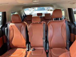 Sparkling White 2024 Carnival SX Left FWD Van d'occasion automatique avec jantes en alliage R17, sièges en cuir, système de navigation et toit panoramique - Product Image 6