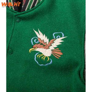 เสื้อแจ็กเก็ตบอมเบอร์ผ้าสักหลาดขนแกะปักลายสำหรับผู้ชายมหาวิทยาลัยผู้ผลิต OEM - Product Image 5