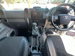 รถยนต์มือสองปี 2024 สำหรับ LandCruiser 79 เครื่องยนต์ 4.1-6 ลิตร แบบดูดอากาศธรรมชาติ รุ่นดับเบิ้ลแค็บ ซีดาน พวงมาลัยซ้าย/ขวา เบาะหนังสีเข้ม - Product Image 2