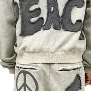 Sudadera con capucha con parche desgastado bordado con logotipo a medida en French Terry con dobladillo crudo recortado, ropa de calle esencial para hombres - Product Image 5